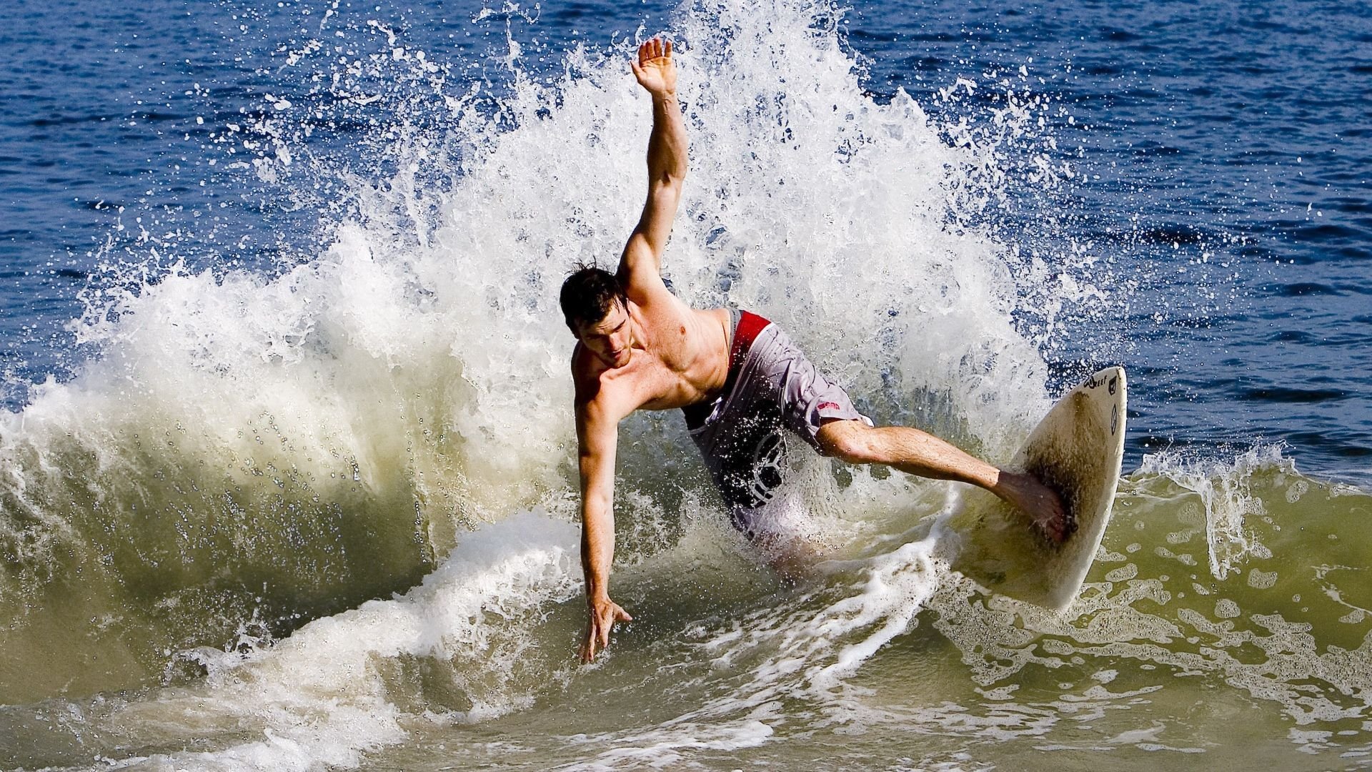 爱游戏服务-英超：曼联4-2战胜曼城，C.朗格拉姆梅开二度，曼联4_3曼城