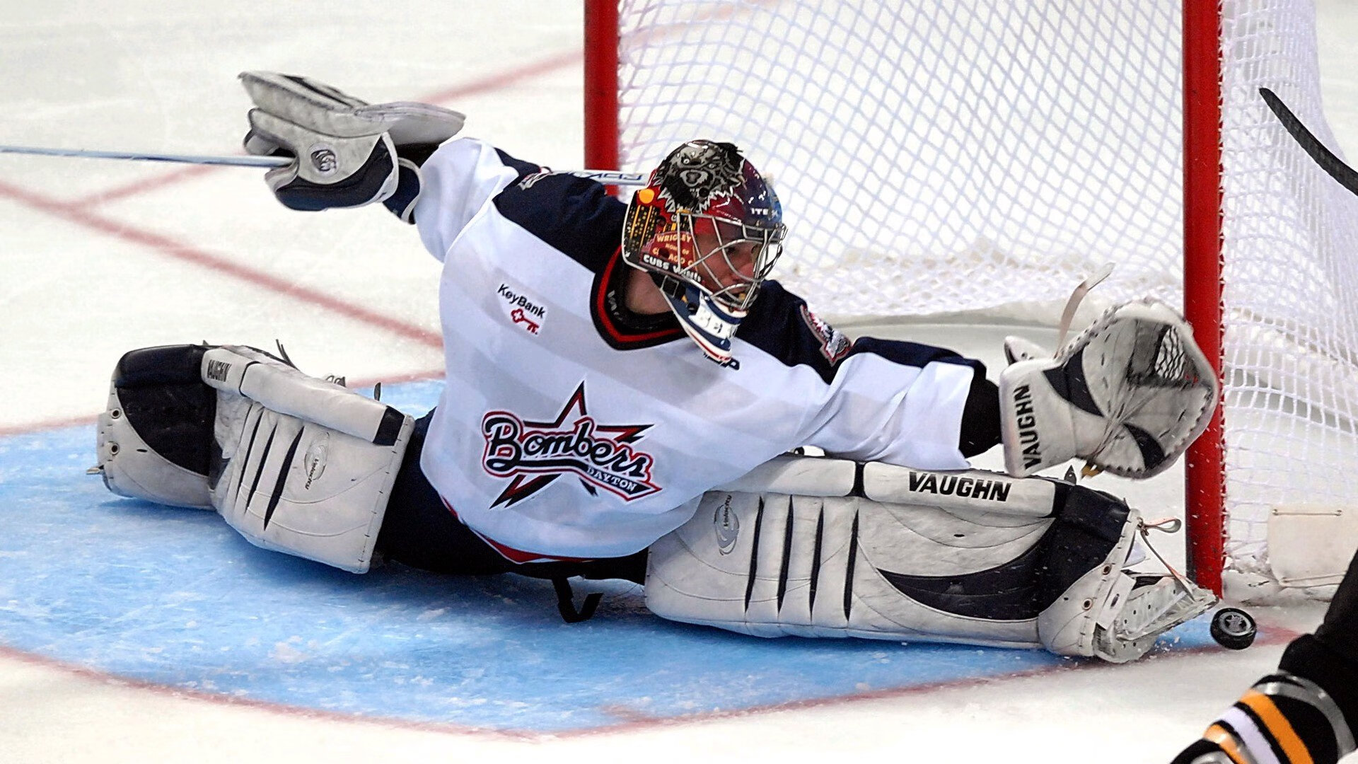 爱游戏入口-英超激烈争夺，精彩反击与门神扑救成为焦点，33岁门将英超首秀